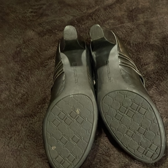 Naturalizer black heel. - Picture 8 of 10